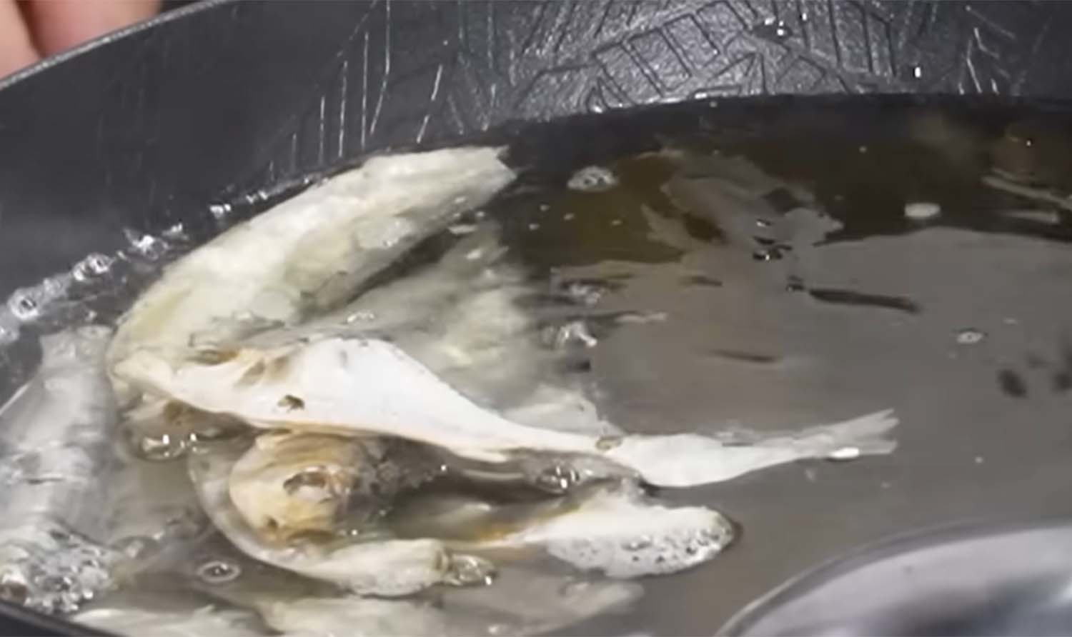 디포리와 다시마로 육수를 내는 모습. / 유튜브 채널 ‘정호영의 오늘도 요리 Kitchen Caden’