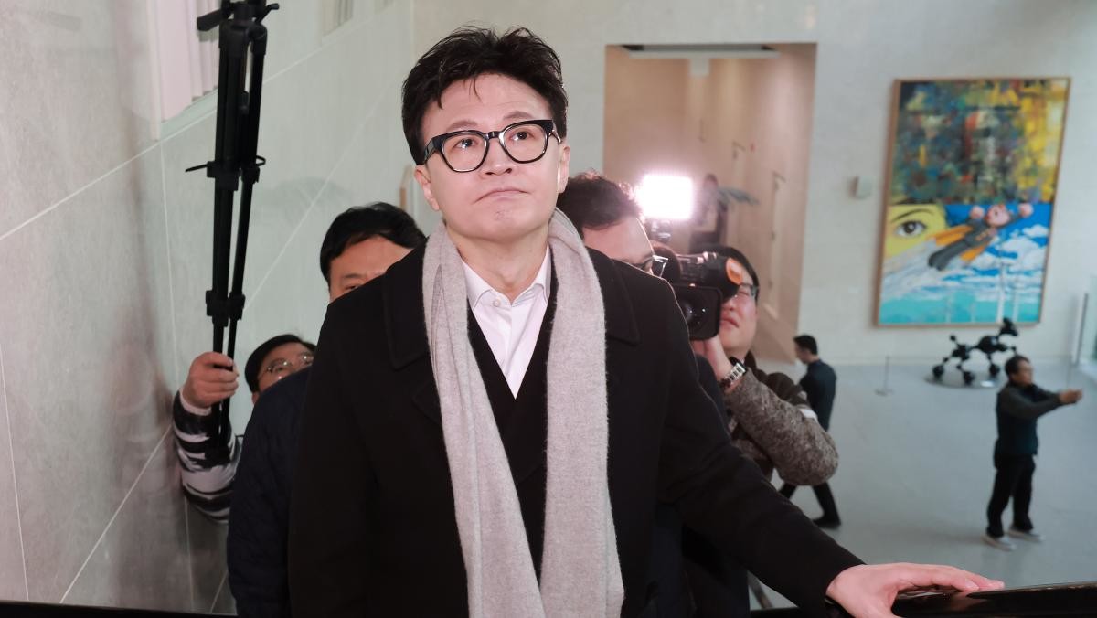 한동훈 국민의힘 전 대표가 지난 14일 당 윤리위원회가 본인을 제명 결정한 것과 관련해 입장을 밝히기 위해 국회 소통관으로 향하고 있다. / 뉴스1
