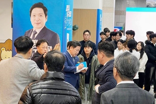 김병내 광주시남구청장이 저서에 사인을 해주고있다.