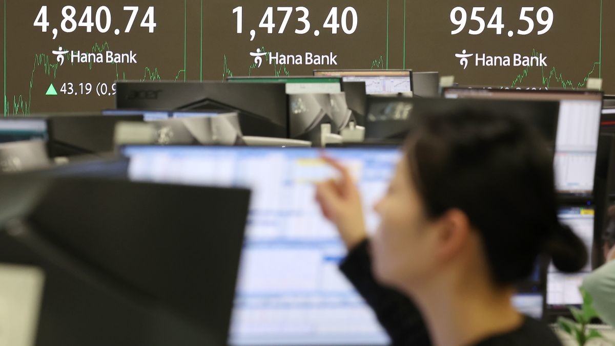 서울 중구 하나은행 딜링룸 현황판에 코스피지수 등이 표시돼 있다. / 연합뉴스