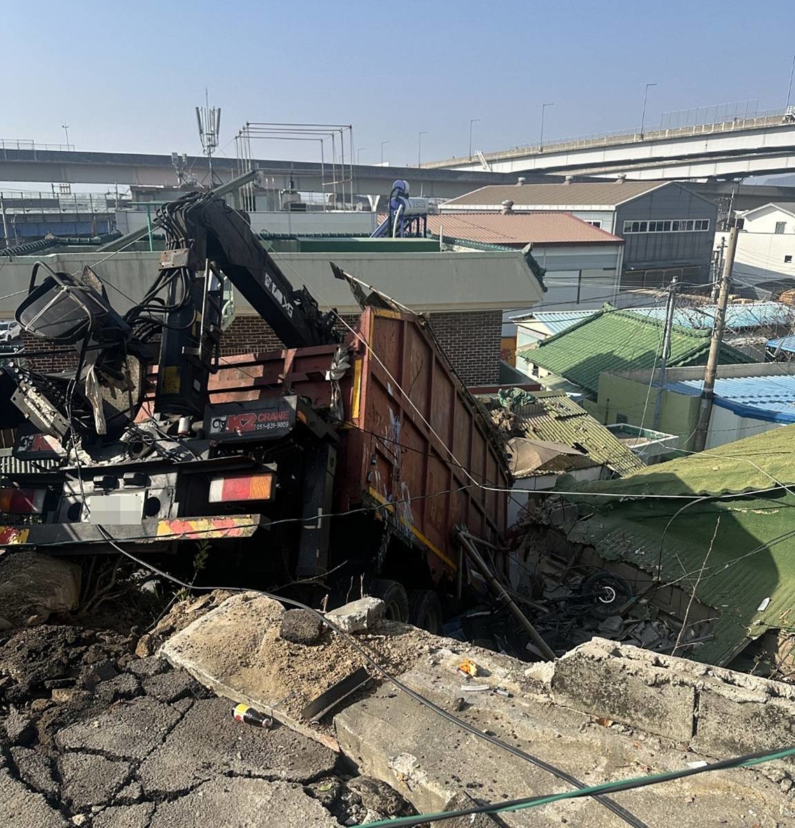 18일 오전 11시 17분께 경남 김해시 불암동 한 언덕 내리막길에서 60대 A씨가 몰던 화물차가 전신주를 들이받고 주택가로 떨어지는 사고가 발생했다. 사고 현장 / 연합뉴스