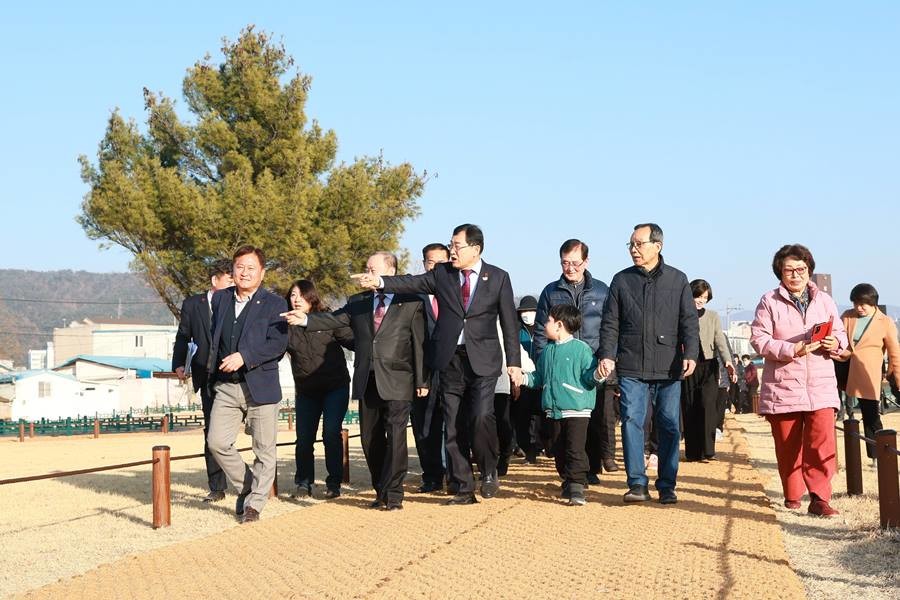 주낙영 경주시장이 16일 신라 왕경 북쪽 궁궐 터로 추정되는 경주 성동동 전랑지를 찾아 정비 추진 상황을 점검했다/이하 경주시