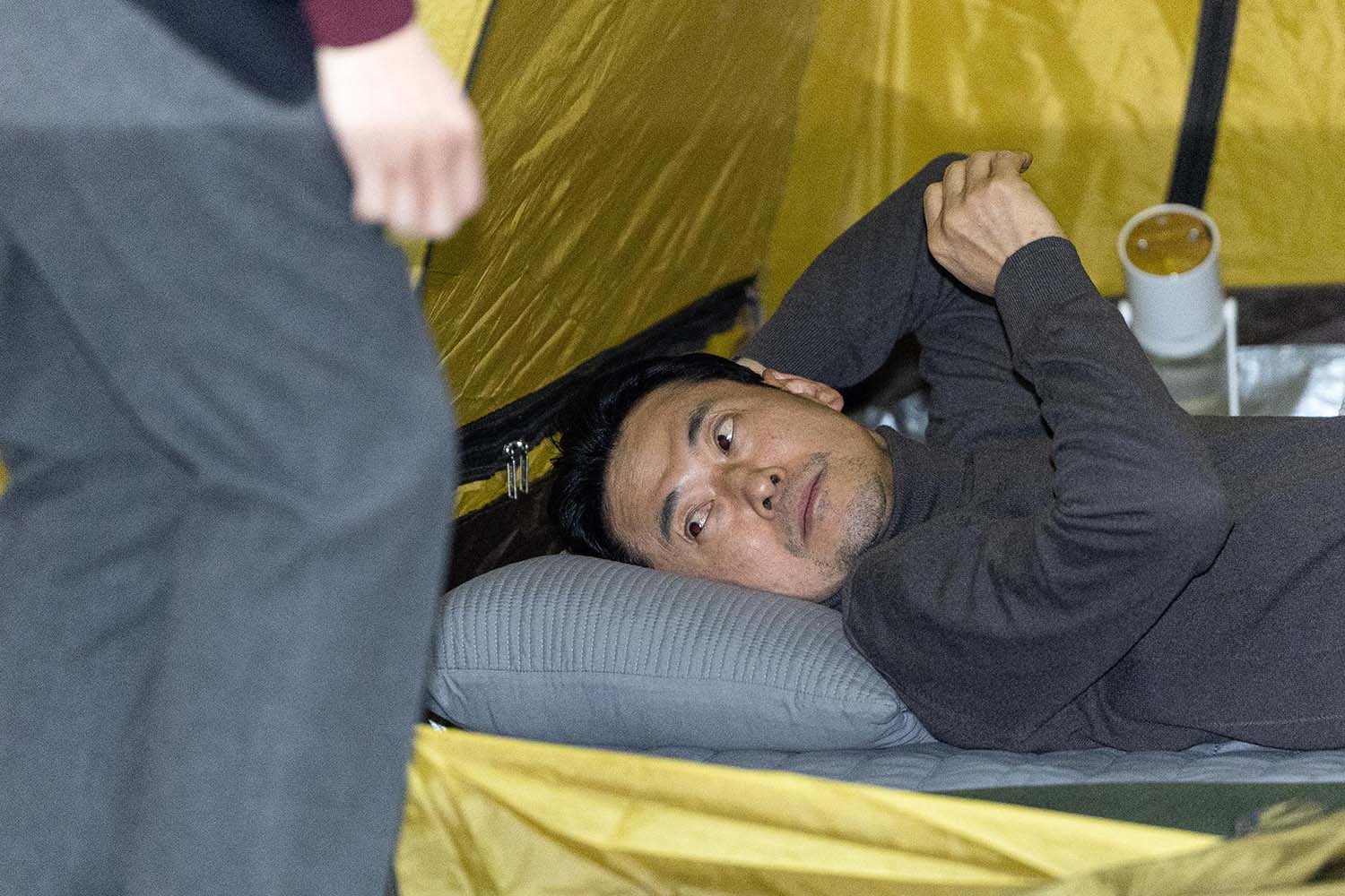 더불어민주당의 통일교 및 공천뇌물 특검 수용을 촉구하며 4일째 단식을 이어가고 있는 장동혁 국민의힘 대표가 18일 서울 여의도 국회 로텐더홀에 자리한 텐트에 누워있다. / 뉴스1