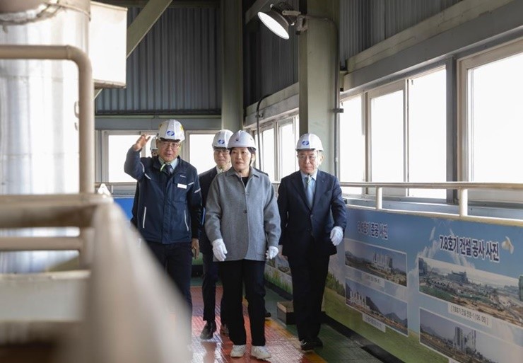 한국남부발전은 16일 경남 하동군 하동빛드림본부에서 송미령 농림축산식품부 장관이 참석한 가운데 ‘가축분뇨 고체연료 활성화 간담회’를 개최하고, 바이오매스 발전 확대 및 전소 발전소 추진 로드맵을 발표했다고 밝혔다. / 사진제공=남부발전