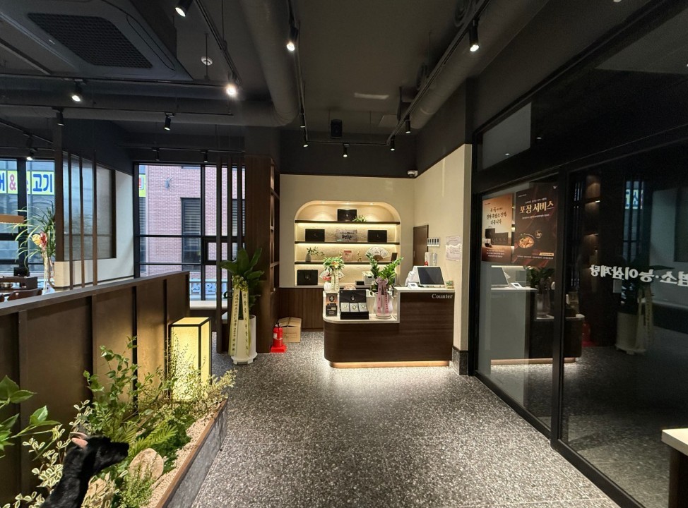 본흑염소능이삼계탕 '수원탑동점' 매장 내부 / 본아이에프 제공