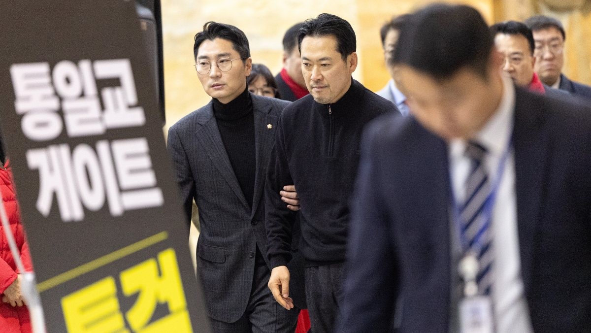 더불어민주당의 통일교 및 공천뇌물 특검 수용을 촉구하며 5일째 단식을 이어가고 있는 장동혁 국민의힘 대표가 19일 서울 여의도 국회 로텐더홀에서 발걸음을 옮기고 있다. / 뉴스1