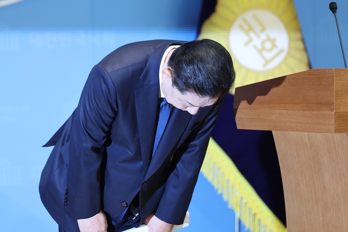 19일 기자회견에 앞서 고개숙여 인사하는 김병기 더불어민주당 의원 / 뉴스1