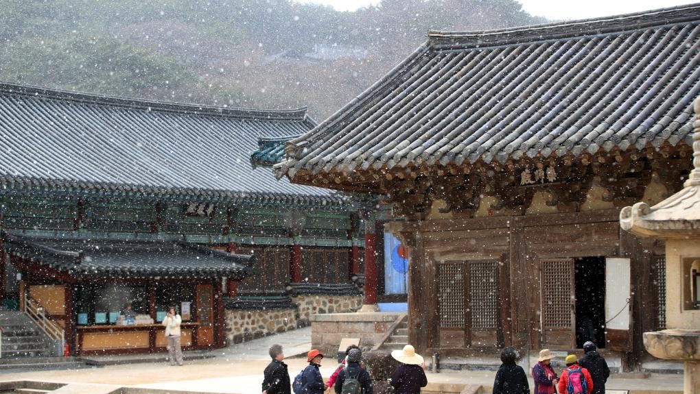 눈 내리는 통도사 풍경. / 뉴스1