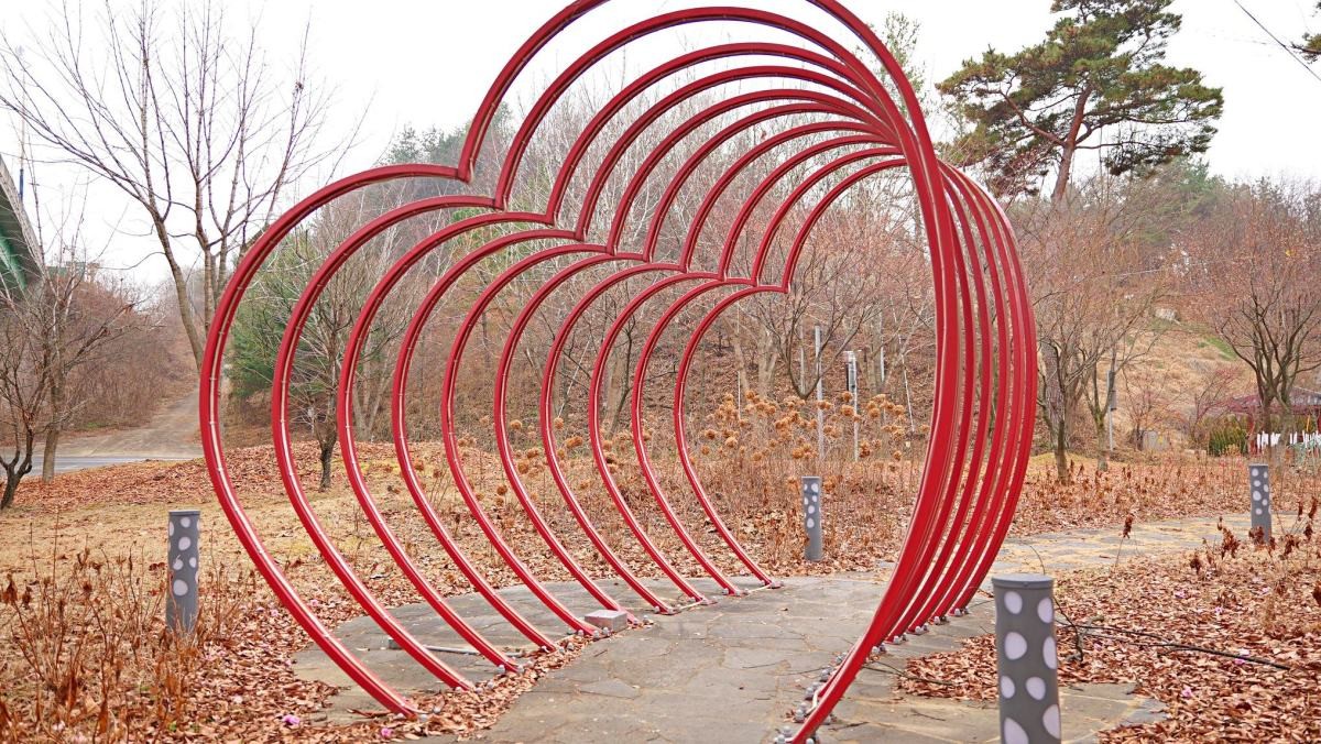 괴산군 가볼만한 곳, 낮과 밤이 모두 아름답다는 괴강불빛공원. / 괴산군 제공