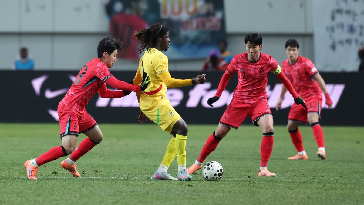 공격 찬스 만드는 손흥민·이강인 / 뉴스1