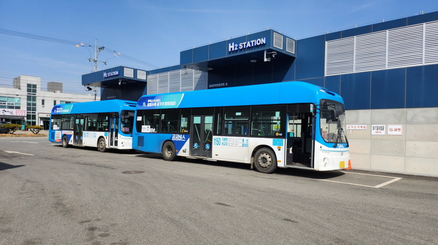 수소충전소에서 충전 중인 버스. / 경기도