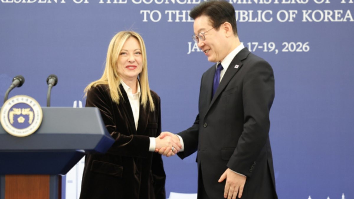 이재명 대통령과 조르자 멜로니 이탈리아 총리가 19일 청와대에서 공동언론발표 후 악수하고 있다. / 연합뉴스