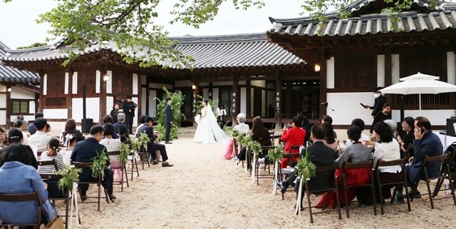 나주시가 청년부부 결혼축하금 지원사업 신청자를 모집한다