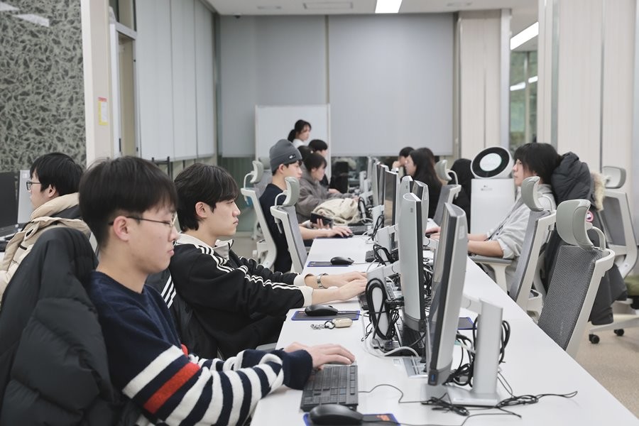 (재)경산이노베이션아카데미는 19일부터 1개월 집중교육 과정인 ‘4기 1차 라피신(La Piscine)’을 시작한다. 사진은 라피신에 참여한 교육생들의 모습.  / (재)경산이노베이션아카데미 제공