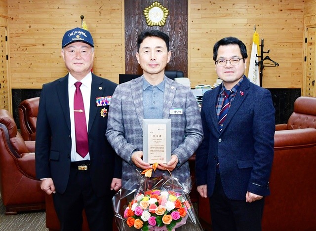 함평군의회 이남오 의장이 국가보훈부 장관상을 수상하고 기념촬영을 하고 있다.