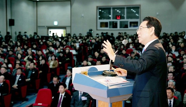 김영록 전라남도지사가 19일 영암청소년센터에서 열린 광주·전남 행정통합 도민공청회에서 행정통합 추진 방안을 설명하고 있다.