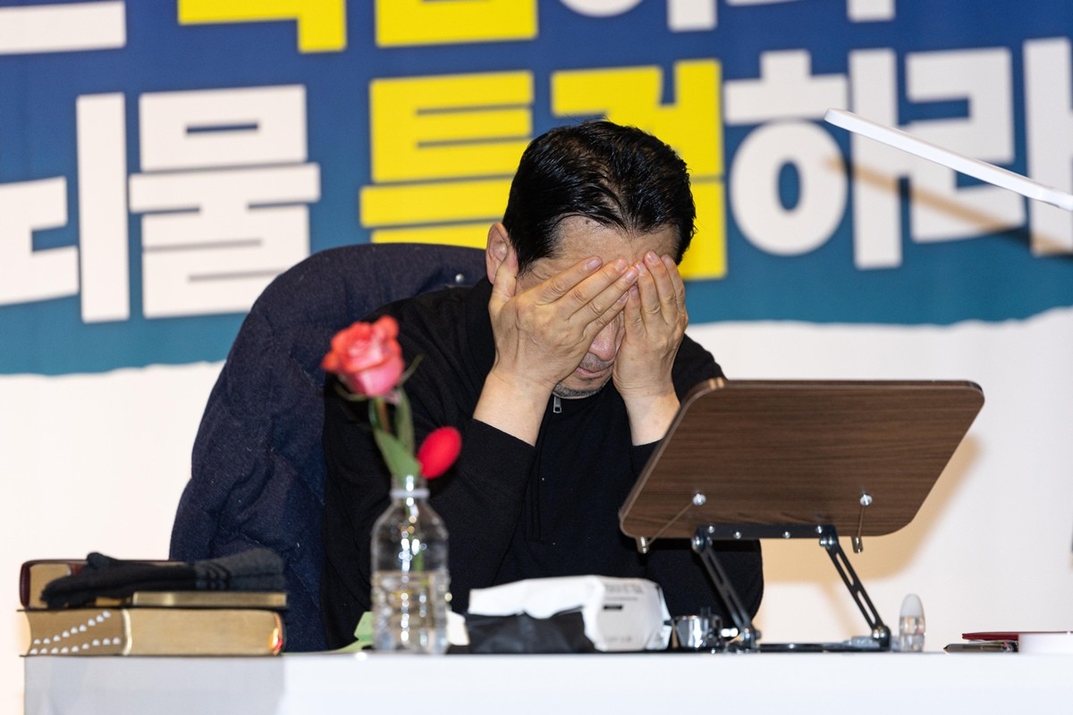 더불어민주당의 통일교 및 공천헌금 특검 수용을 촉구하며 5일째 단식을 이어가고 있는 장동혁 국민의힘 대표가 19일 서울 여의도 국회 로텐더홀에서 마른세수를 하고 있다. 그 옆에는 17일부터 함께 하고 있는 장미. / 뉴스1