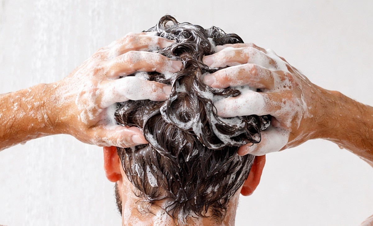 샴푸로 머리 감는 모습. 기사 이해를 돕기 위해 AI를 활용해 제작한 자료 사진입니다.