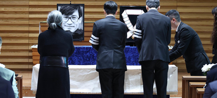 9일 서울 중구 명동성당에서 진행된 故 안성기의 영결식에서 유가족들이 헌화를 하고 있다. / 뉴스1