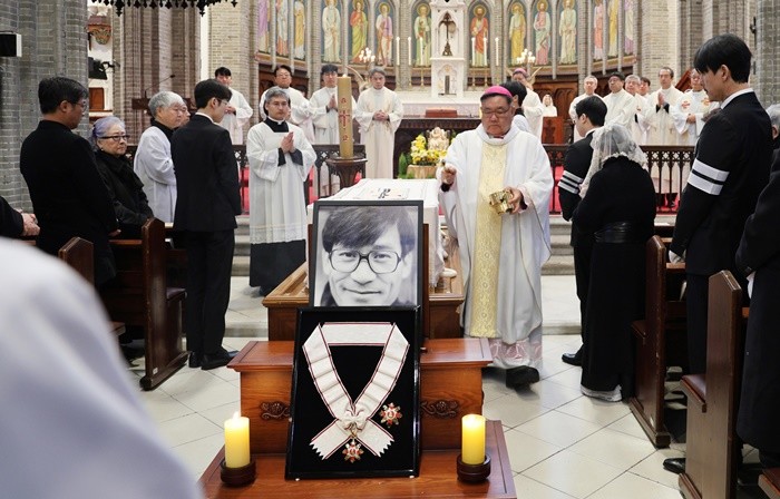 천주교 서울대교구장 정순택 대주교가 9일 서울 중구 명동성당에서 故 안성기(사도 요한) 배우의 장례미사를 집전하고 있다. / 뉴스1