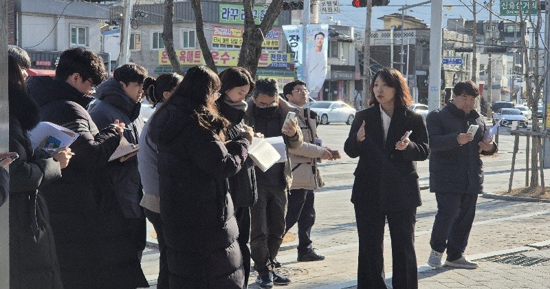 (가칭) 충남중 어린이·청소년 영어도서관 설계공모 현장설명회 모습/ 사진=대전 동구