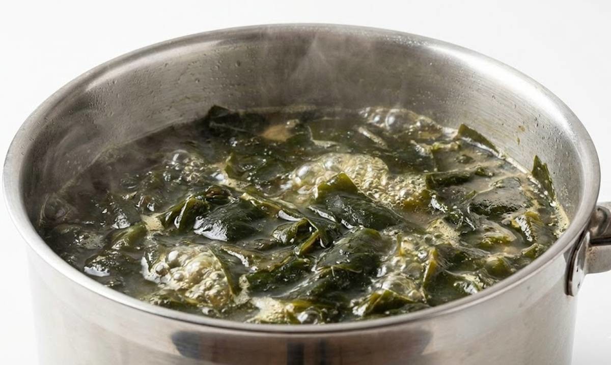 팔팔 끓는 미역국. 기사에 대한 이해를 돕기 위해 AI 툴로 제작한 자료 사진