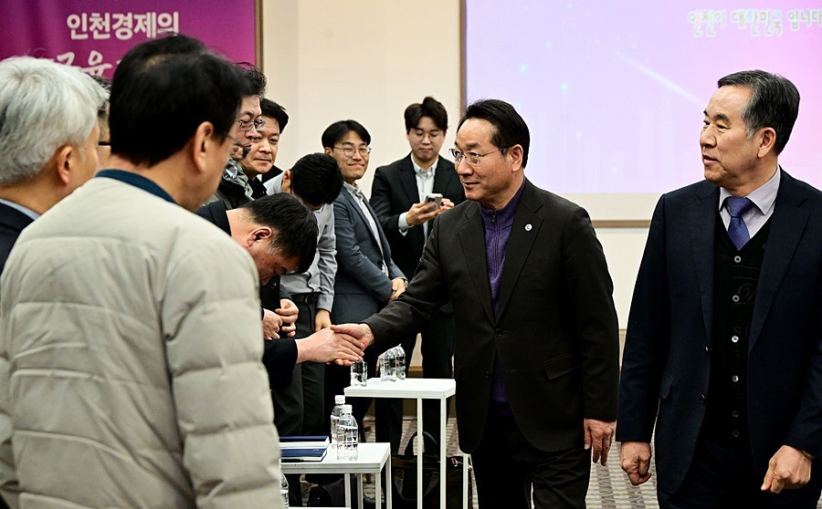 유정복 인천광역시장이 19일 연수구 미추홀타워에서 열린 '2026 주요업무보고회(인천테크노파크, 인천신용보증재단)'에서 참석자들과 인사하고 있다