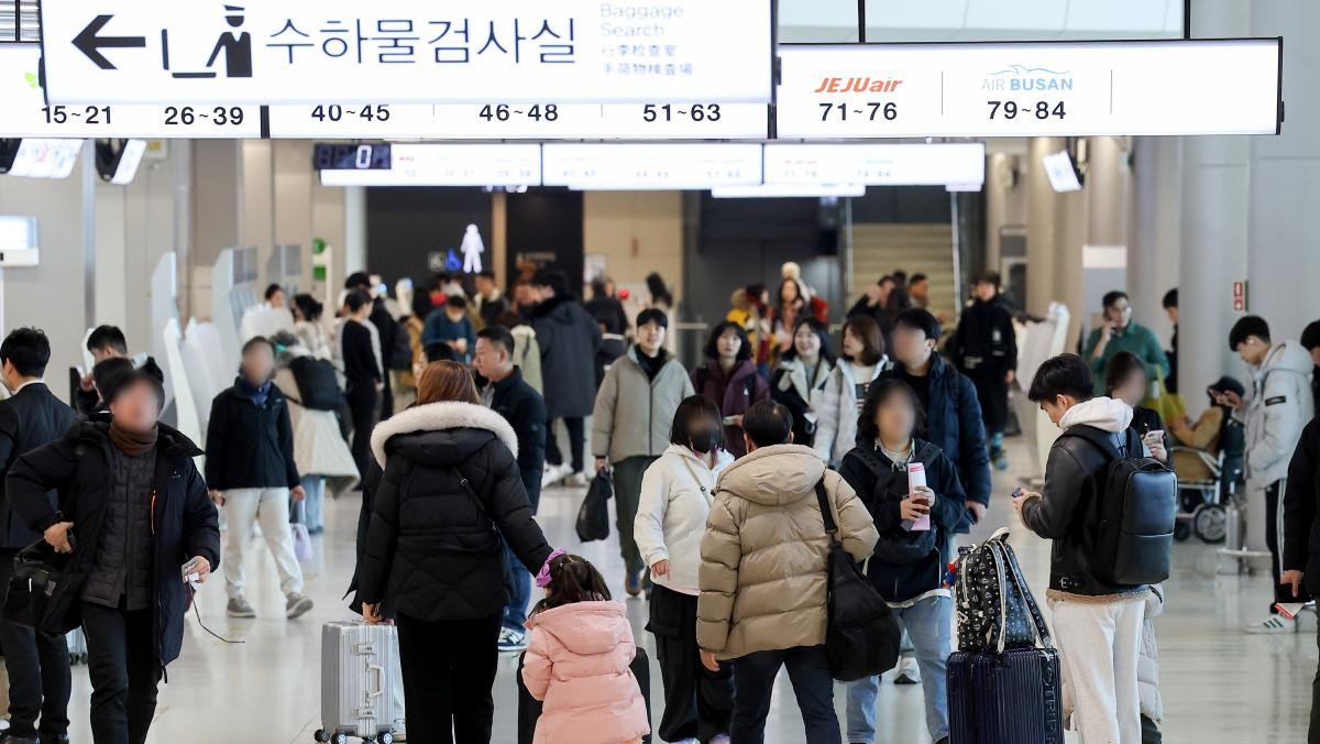 서울 강서구 김포공항 국내선 청사에서 탑승객들이 이동하고 있다.  / 연합뉴스