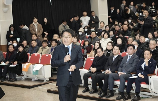 강기정 광주광역시장이 19일 동구청 대회의실에서 열린 '광주전남 통합 광주 동구권역 합동공청회'에 참석해 광주전남 통합 추진 경과 및 향후 일정 등을 공유하고 있다. /광주광역시 제공