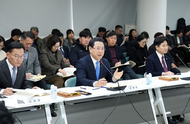 김영록 전라남도지사가 19일 오후 전남도의회 초의실에서 열린 ‘광주·전남 행정통합’ 전남도의회-집행부 간담회에서 의원들의 질문에 답변하고 있다.