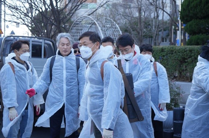 연탄봉사 활동하는 부산항만공사 송상근 사징과 직원들. / 사진제공=이하 부산항만공사