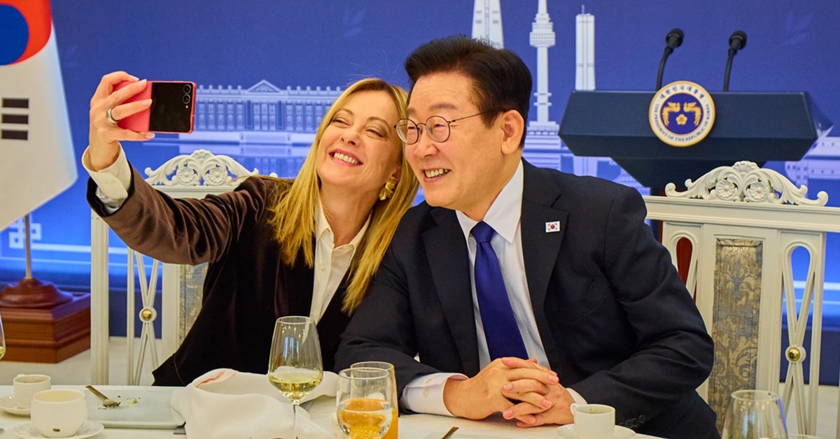 이재명 대통령과 조르자 멜로니 이탈리아 총리가 19일 청와대에서 열린 공식 오찬에서 스마트폰으로 기념촬영을 하고 있다. 이 대통령은 이날 오찬 중 멜로니 총리께 삼성 갤럭시 Z플립7 스마트폰을 선물했다. / 청와대, 뉴스1
