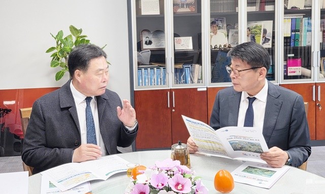 서삼석의원과 면담한 김산 무안군수(왼쪽)