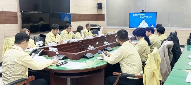 지난해 12월 31일 순천시 재난안전대책본부에서 순천시 한파대응 TF팀이 겨울철 한파와 관련해 행안부 및 전남도와 화상회의를 진행하고 있다.