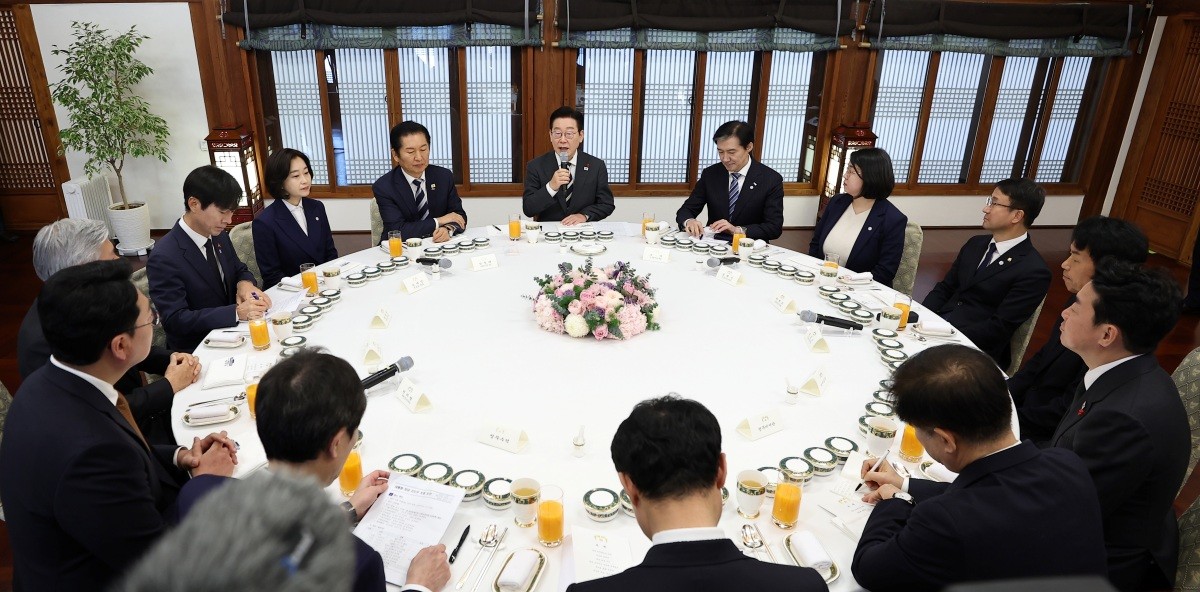 이재명 대통령이 지난 16일 청와대 상춘재에서 열린 정당 지도부 초청 오찬에서 발언하고 있다. 기사의 이해를 돕기 위한 사진 / 뉴스1