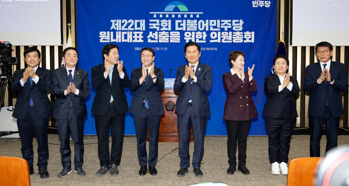 더불어민주당 신임 원내대표로 선출된 한병도 의원과 민주당 지도부가 지난 11일 서울 여의도 국회에서 열린 제22대 국회 더불어민주당 원내대표 선출을 위한 의원총회에서 손뼉을 치고 있다. 왼쪽부터 이성윤, 강득구, 황명선 최고위원, 한 원내대표, 정청래 대표, 이언주, 문정복, 서삼석 최고위원. / 뉴스1