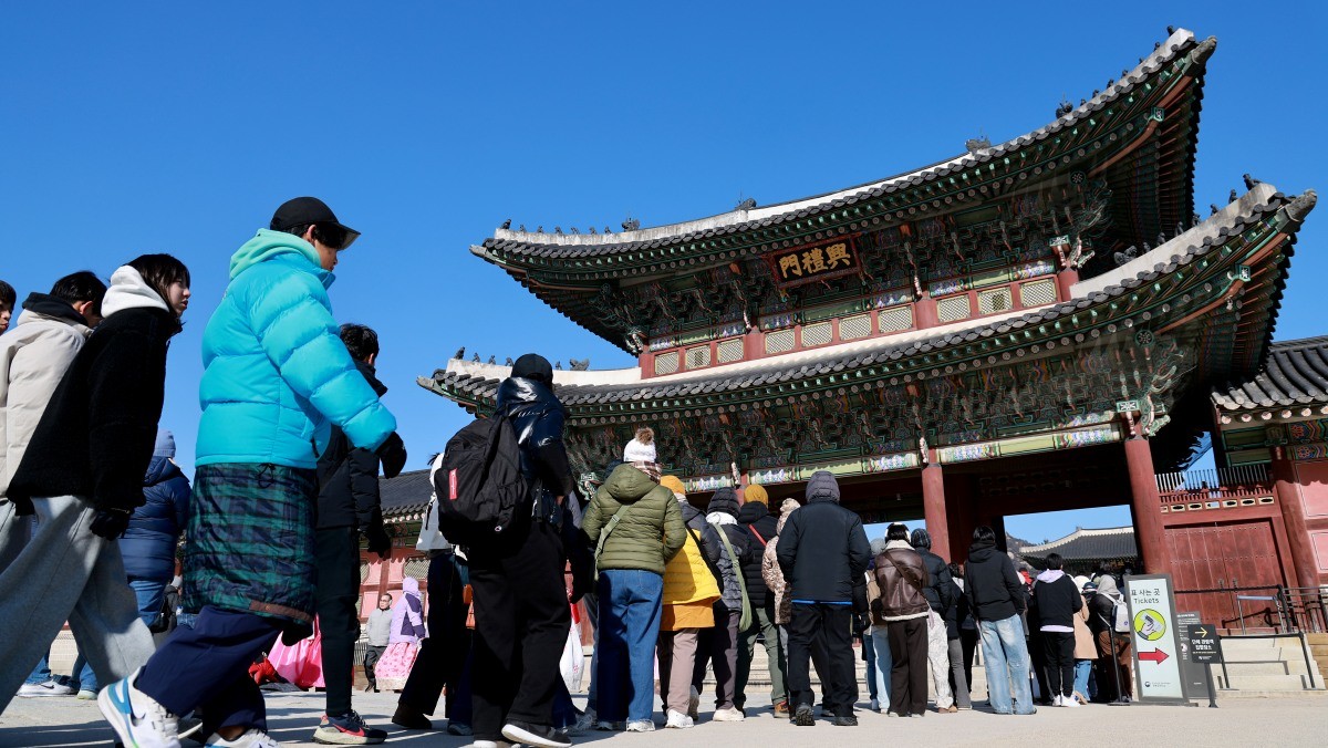 병오년 새해 첫날인 1일 서울 종로구 경복궁을 찾은 외국인 관광객들과 시민들이 입장줄을 서고 있다. / 뉴스1