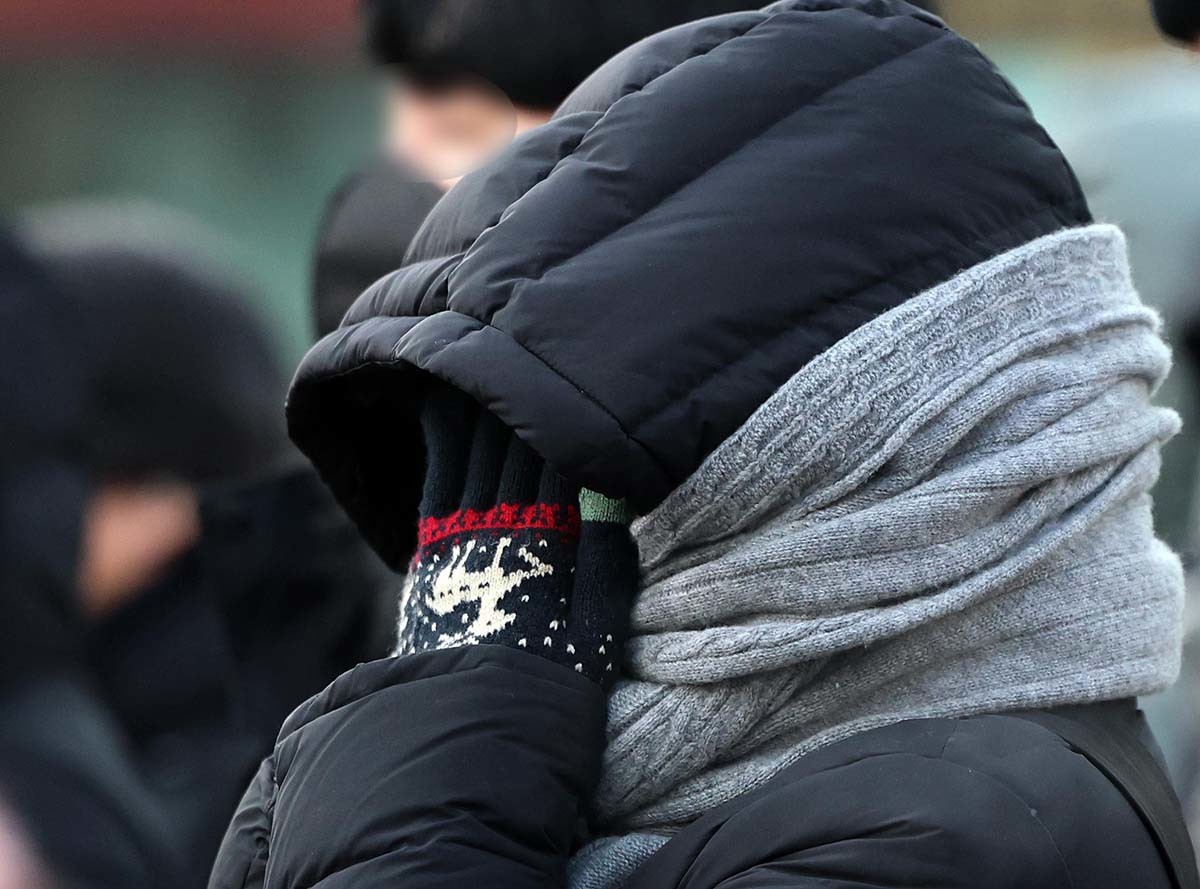 절기상 대한(大寒)인 20일 오전 서울 광화문네거리에서 두꺼운 옷을 입은 시민들이 출근길 발걸음을 옮기고 있다. / 뉴스1