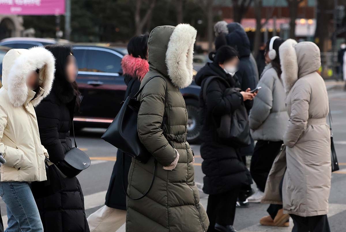 절기상 대한(大寒)인 20일 오전 서울 광화문네거리에서 두꺼운 옷을 입은 시민들이 출근길 발걸음을 옮기고 있다. / 뉴스1