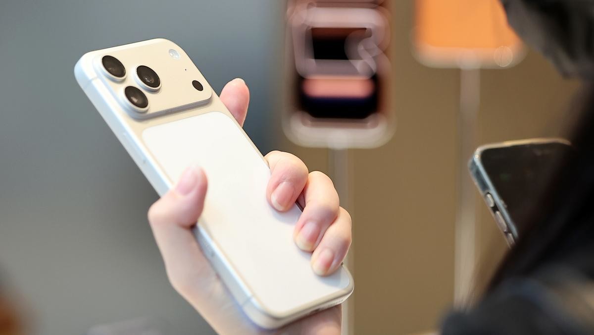 서울 중구 명동 애플스토어에서 한 시민이 이날 출시된 애플의 스마트폰 '아이폰17프로'를 살펴보고 있다. / 뉴스1