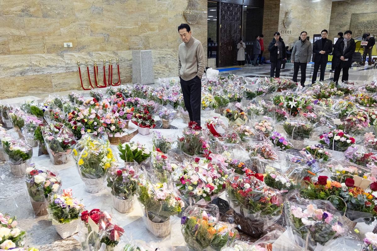 더불어민주당의 통일교 및 공천뇌물 의혹 특검 수용을 촉구하며 국회에서 6일째 단식을 이어가고 있는 장동혁 국민의힘 대표가 20일 서울 여의도 국회 로텐더홀에서 응원 꽃바구니를 바라보고 있다. / 뉴스1
