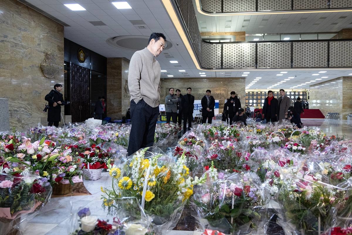 더불어민주당의 통일교 및 공천뇌물 의혹 특검 수용을 촉구하며 국회에서 6일째 단식을 이어가고 있는 장동혁 국민의힘 대표가 20일 서울 여의도 국회 로텐더홀에서 응원 꽃바구니를 바라보고 있다. / 뉴스1