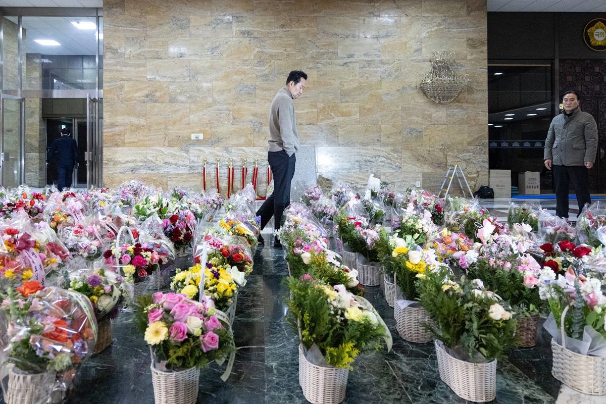 더불어민주당의 통일교 및 공천뇌물 의혹 특검 수용을 촉구하며 국회에서 6일째 단식을 이어가고 있는 장동혁 국민의힘 대표가 20일 서울 여의도 국회 로텐더홀에서 응원 꽃바구니를 바라보고 있다. / 뉴스1