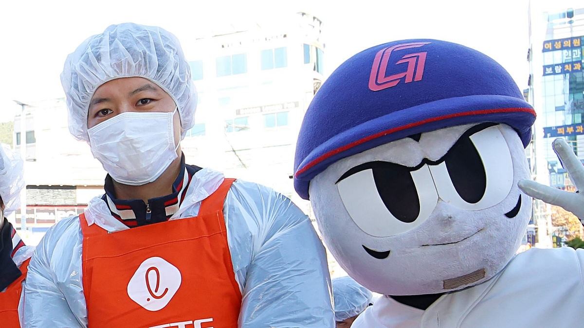 지난해 말 '2025 롯데 사랑 나눔 프로젝트 1만 포기 김장 담그기' 행사에 참석한 김원중. 자료사진. / 뉴스1