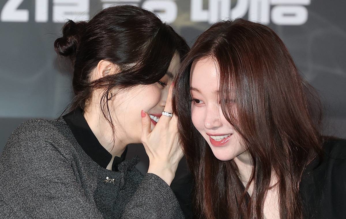 배우 한소희와 전종서(오른쪽)가 지난 8일 서울 송파구 롯데시네마 월드타워점에서 열린 영화 '프로젝트 Y'(감독 이환) 언론시사회에 참석해 귀엣말을 하고 있다. '프로젝트 Y'는 화려한 도시 그 한가운데에서 다른 내일을 꿈꾸며 살아가던 미선(한소희 분)과 도경(전종서 분)이 인생의 벼랑 끝에서 검은 돈과 금괴를 훔치면서 벌어지는 이야기를 그린 작품이다 / 뉴스1