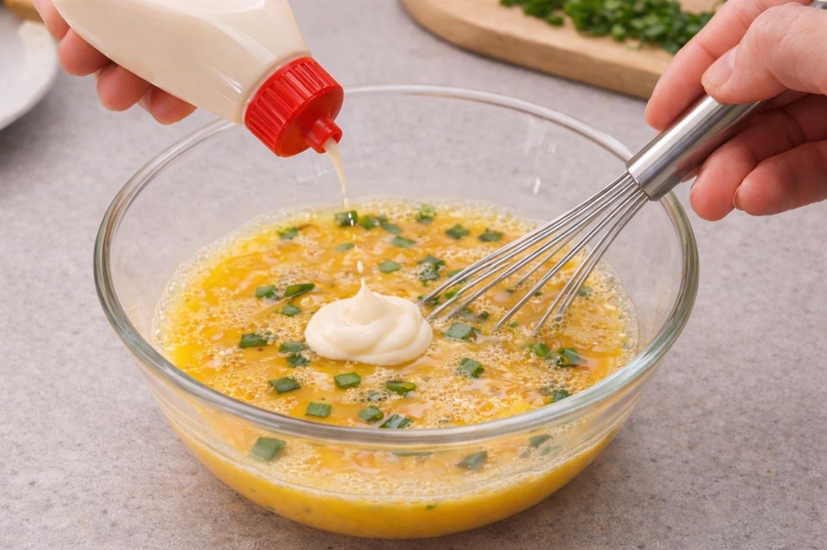 계란말이를 만드는 계란물에 마요네즈를 넣는 모습. 기사 이해를 돕기 위해 AI를 활용해 제작한 자료 사진입니다. 실제 모습과 다소 차이가 있을 수 있습니다.