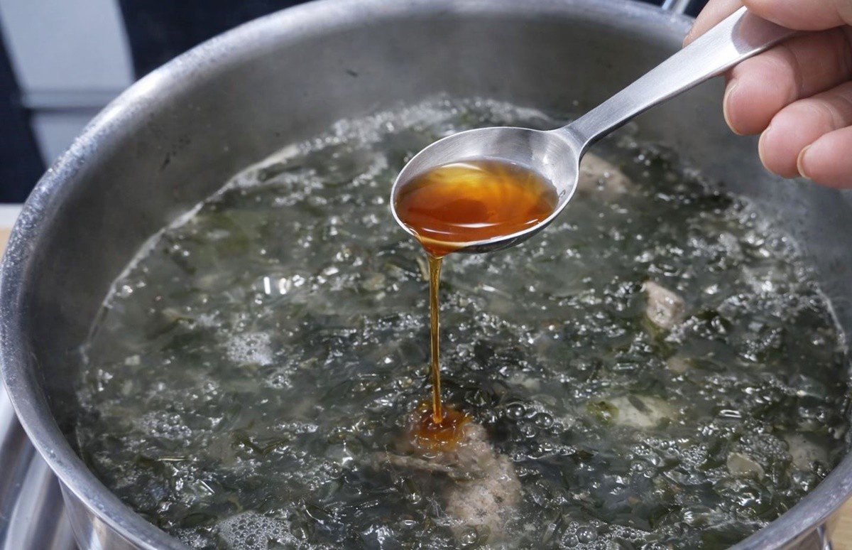 미역국에 감칠맛을 살리기 위해 멸치액젓을 넣는 모습. 기사 이해를 돕기 위해 AI를 활용해 제작한 자료 사진입니다.