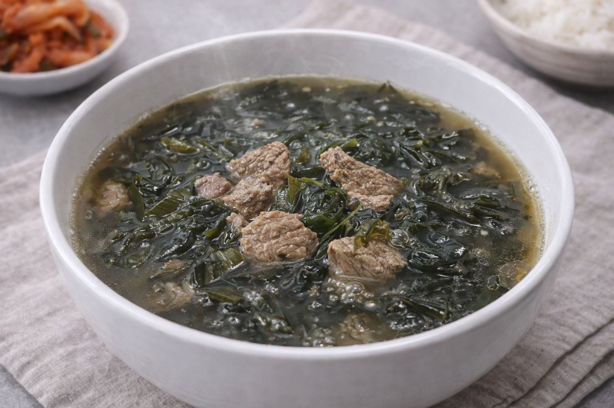 맛있게 완성된 소고기 미역국 모습. 기사 이해를 돕기 위해 AI를 활용해 제작한 자료 사진입니다.