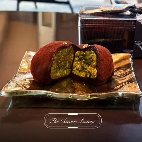 '페어몬트 앰배서더 서울 호텔' 더 아트리움 라운지에서 판매 중인 두쫀쿠. / 유튜브 '몽글펀 monglefun' 영상 캡쳐