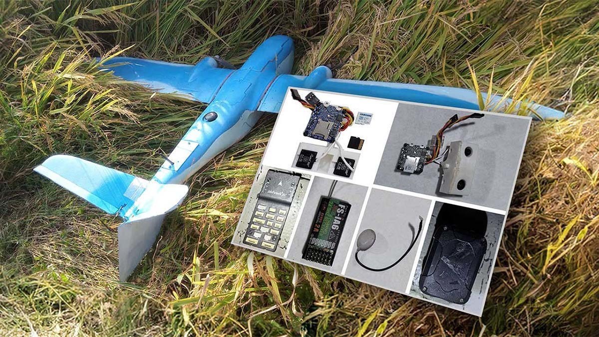 북한이 개성에 추락한 한국 무인기와 촬영 장치를 찍은 것이라며 공개한 사진. / 조선중앙통신